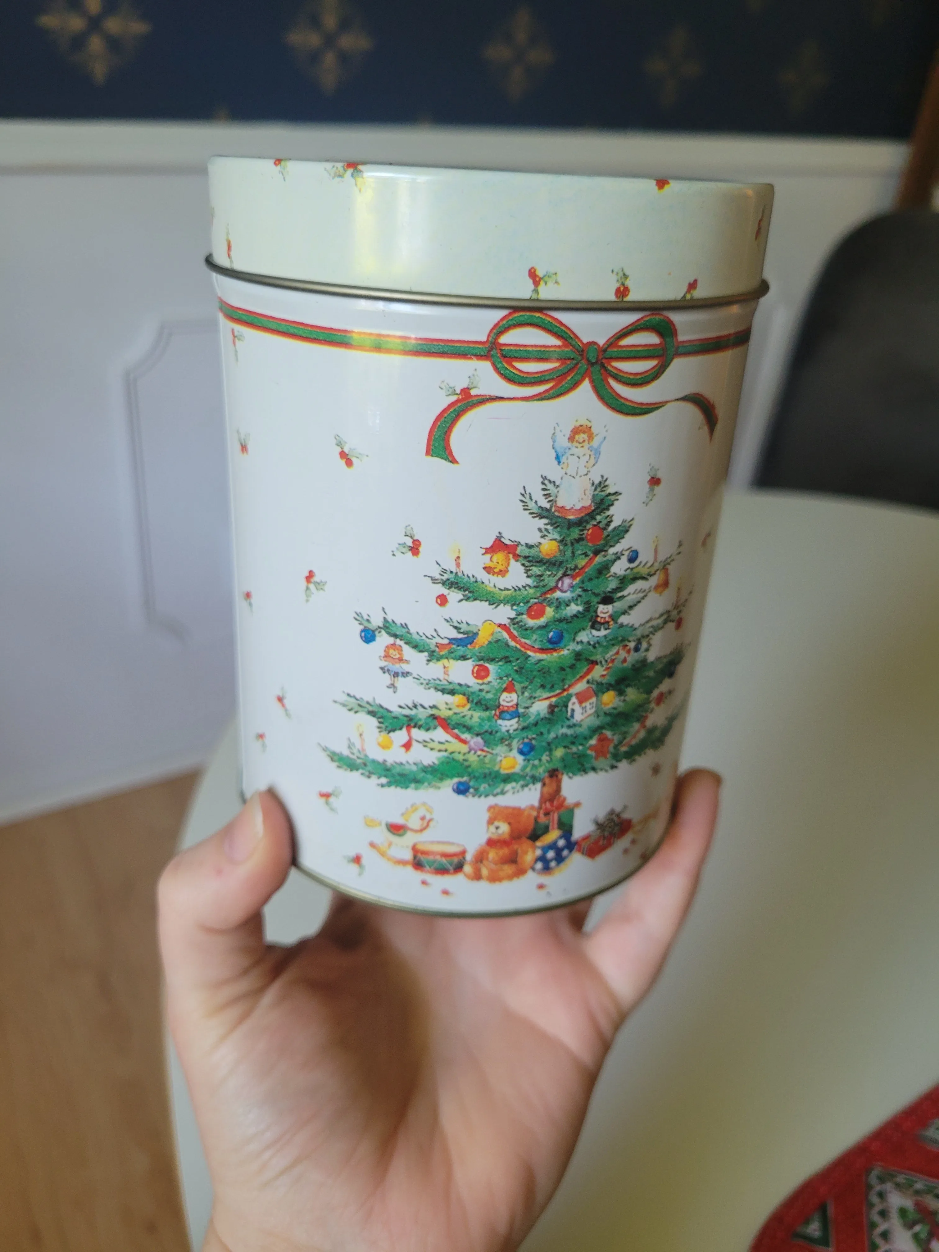 Christmas Tree tin