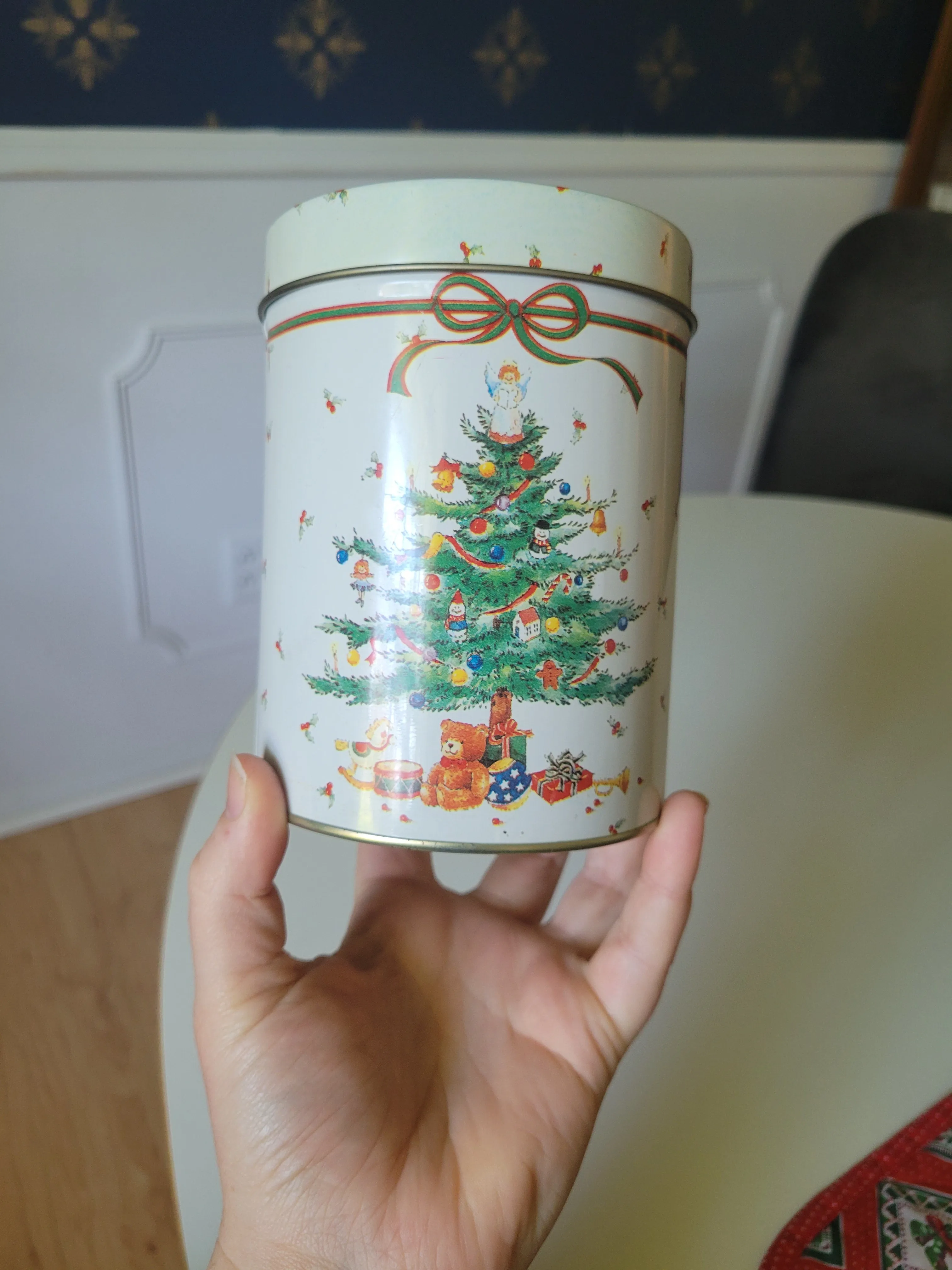Christmas Tree tin