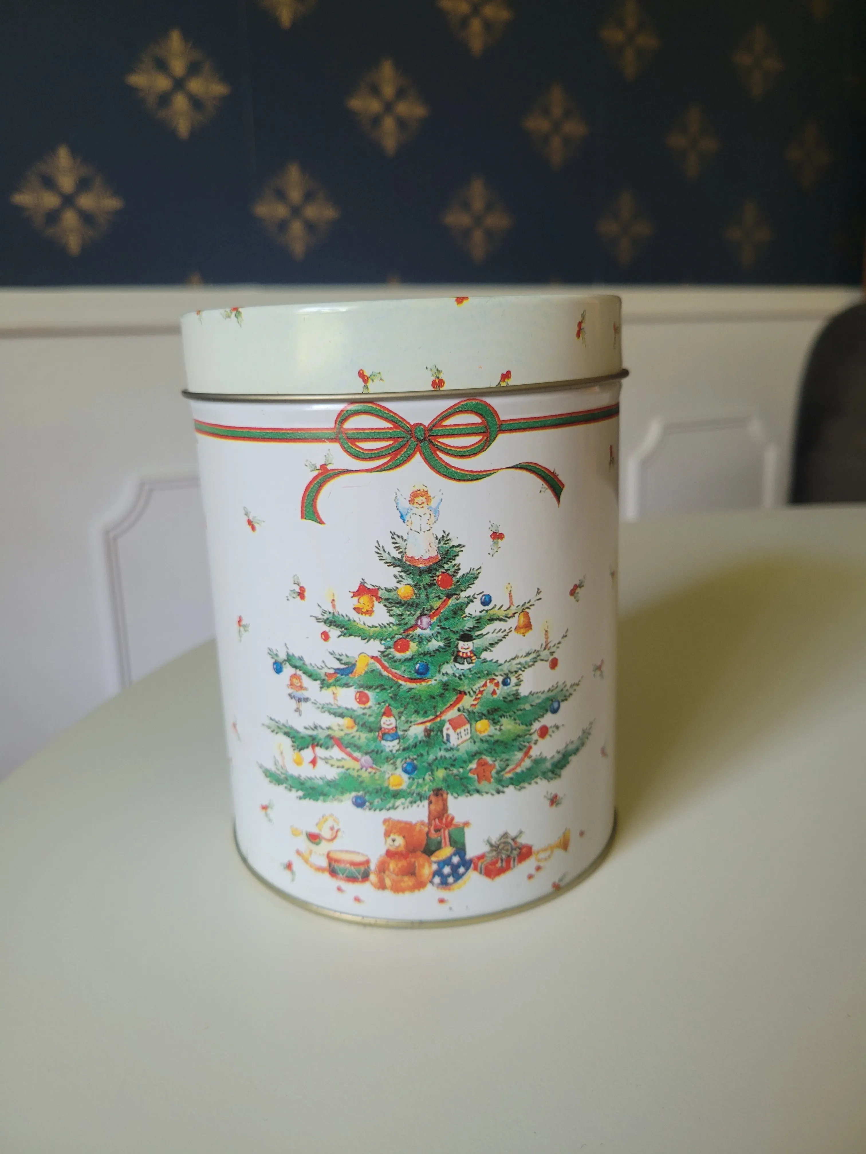 Christmas Tree tin